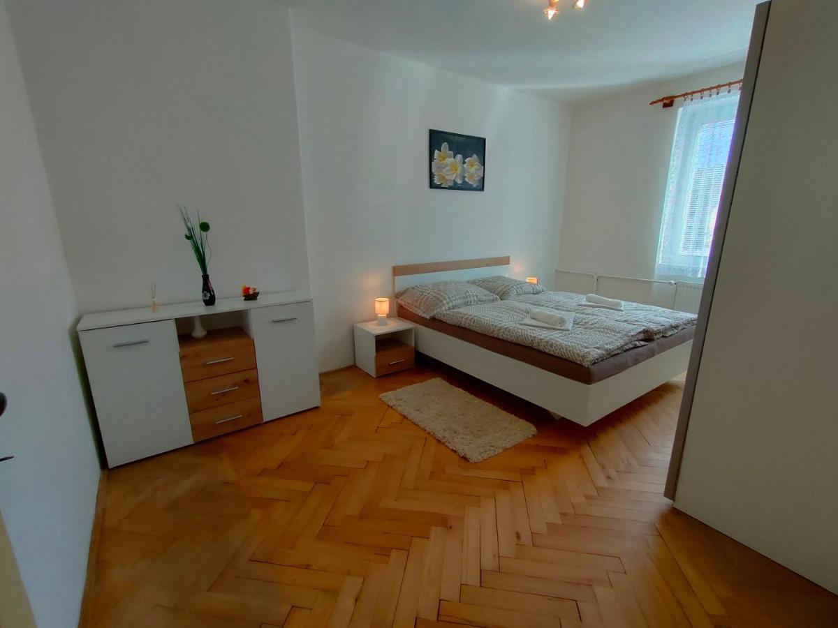 2-Iz. Byt V Tichej Lokalite S Bezplatnym Parkovanim Липтовски-Градок Экстерьер фото